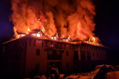 Problemi prilikom gašenja požara u manastiru kod Ljubovije: Cisterne sa vodom proklizale i zaglavile se - nisu stigle na vreme (VIDEO)