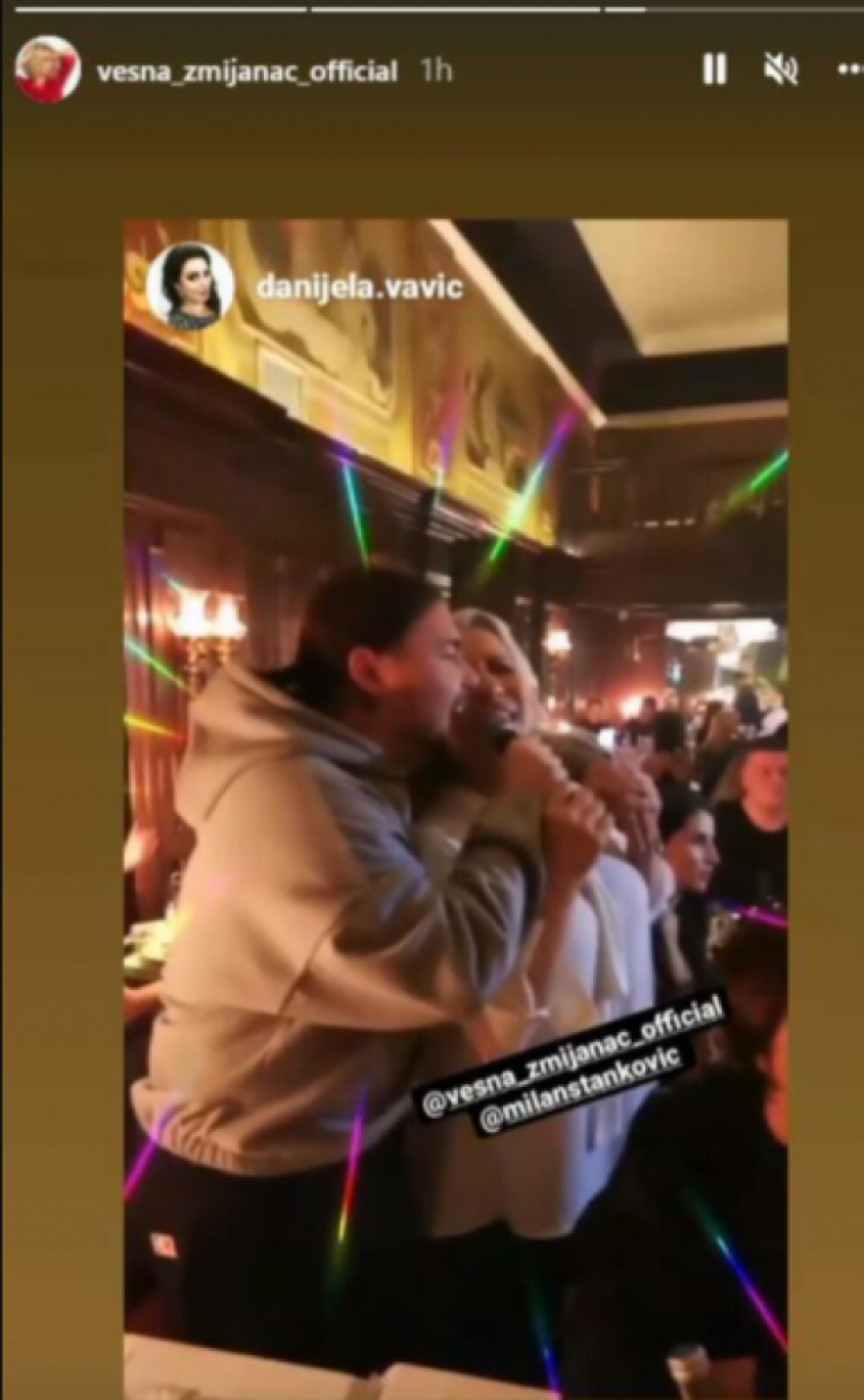 Milan Stanković u dukserici i s kosom vezanom u rep zapevao u restoranu sa koleginicom