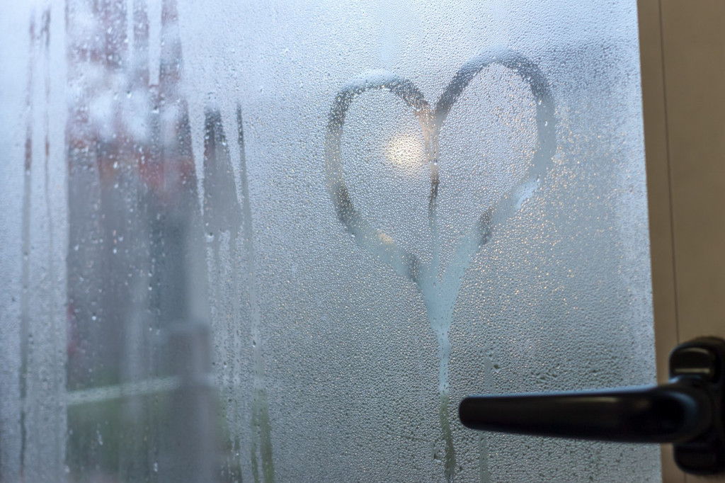 Zimi vam se često magle stakla na prozorima? Nabavite pesak za mačke i rešite problem