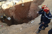 Drama u Maroku ušla u četvrti dan: Dečak (5) i dalje u bunaru pod zemljom, spasioci neumorno kopaju! (FOTO)