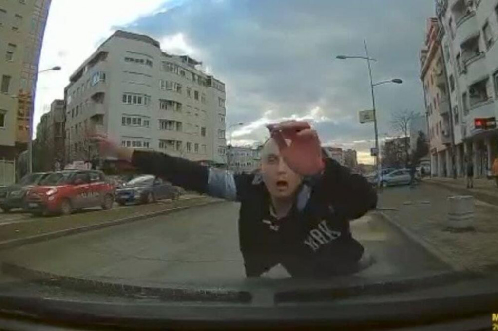 Šokantan prizor u Novom Sadu: Skočio na automobil u pokretu, kamera ga snimila!