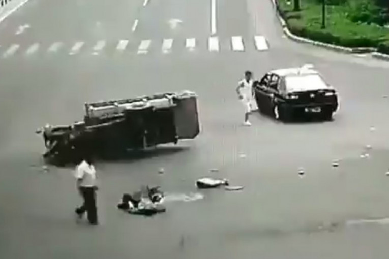 Da nije tužno, bilo bi smešno: "Pobesneli trotočkaš" bez vozača nekoliko puta "izgazio" nesrećnog čoveka (VIDEO)