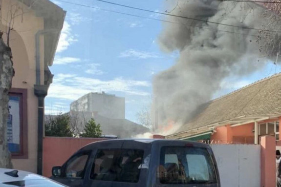 Goreo krov kuće u Zemunu: Požar je lokalizovan, jedna osoba prevezena u Urgentni (FOTO)