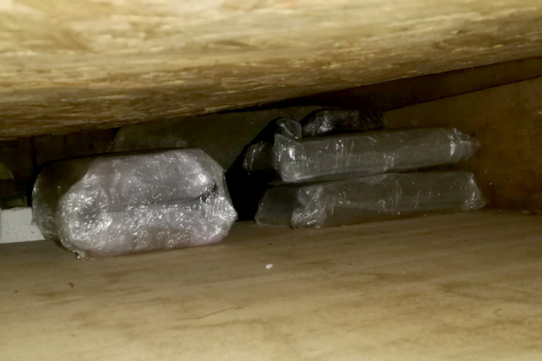 Uhapšen muškarac iz Aranđelovca: Policija zaplenila pet kilograma heroina! Evo šta je još skrivao u stanu! (FOTO)