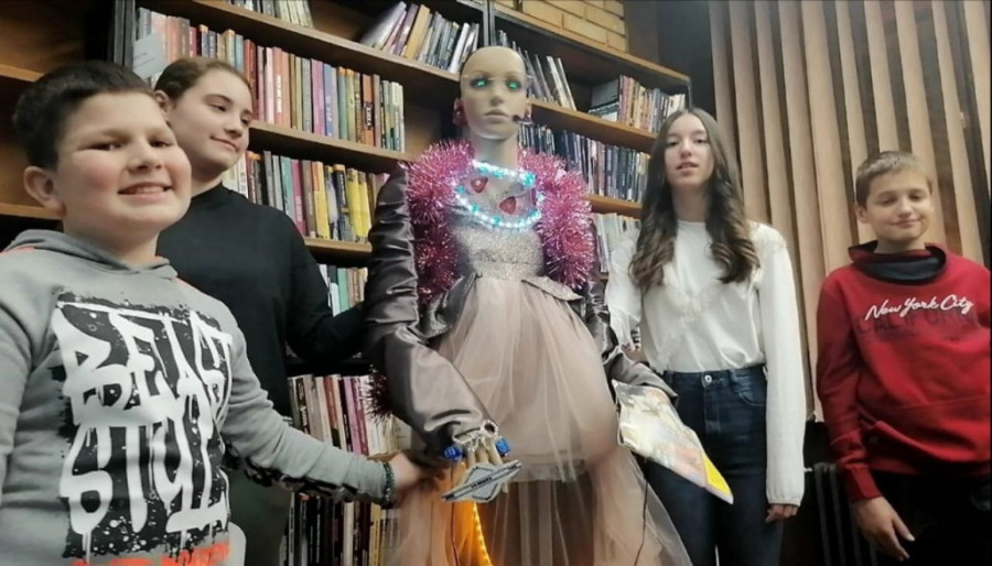 Širi se prva porodica robota u Srbiji: Helga iz Ivanjice dobila sestru bliznakinju Lu!