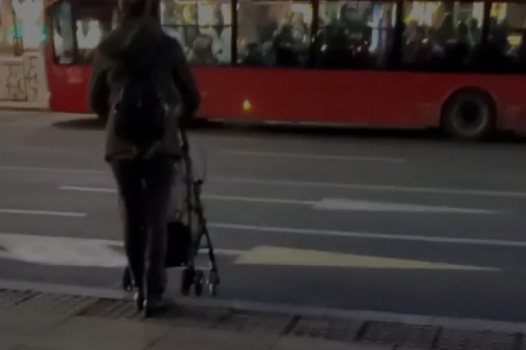 Pretrčava ulicu dok gura bebu u kolicima: Pogledajte snimak sa Slavije! (VIDEO)