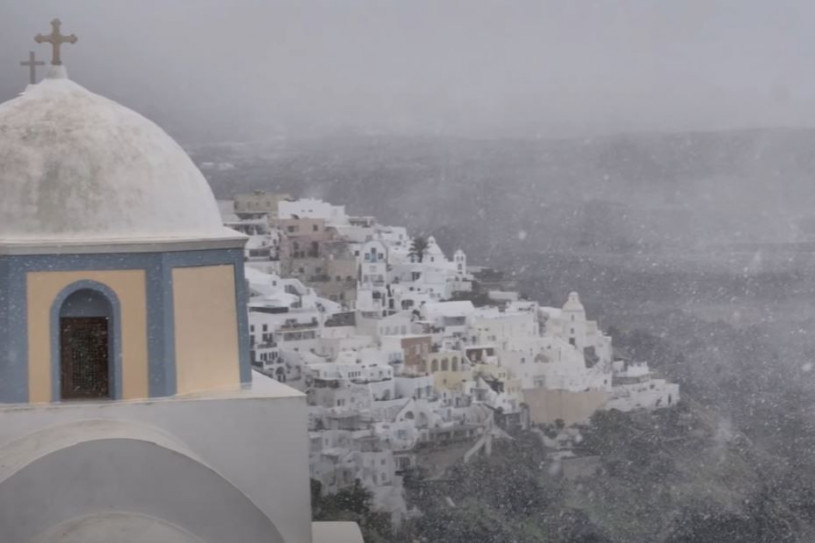 Čuvene bele kućice postale "neprepoznatljive": Snežna oluja pogodila Santorini! Meštani ne pamte ovoliki sneg na ostrvu! (FOTO)