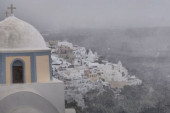 Čuvene bele kućice postale "neprepoznatljive": Snežna oluja pogodila Santorini! Meštani ne pamte ovoliki sneg na ostrvu! (FOTO)