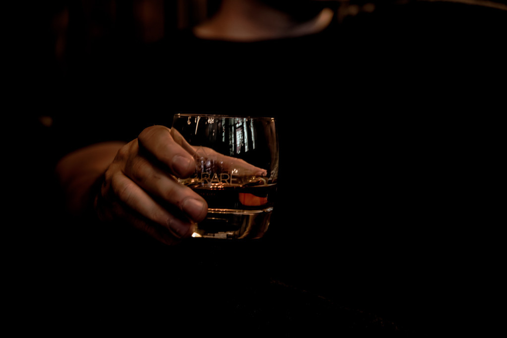 Pet važnih pokazatelja koji koji će vam reći da se konzumiranje alkohola pretvara u ozbiljan problem