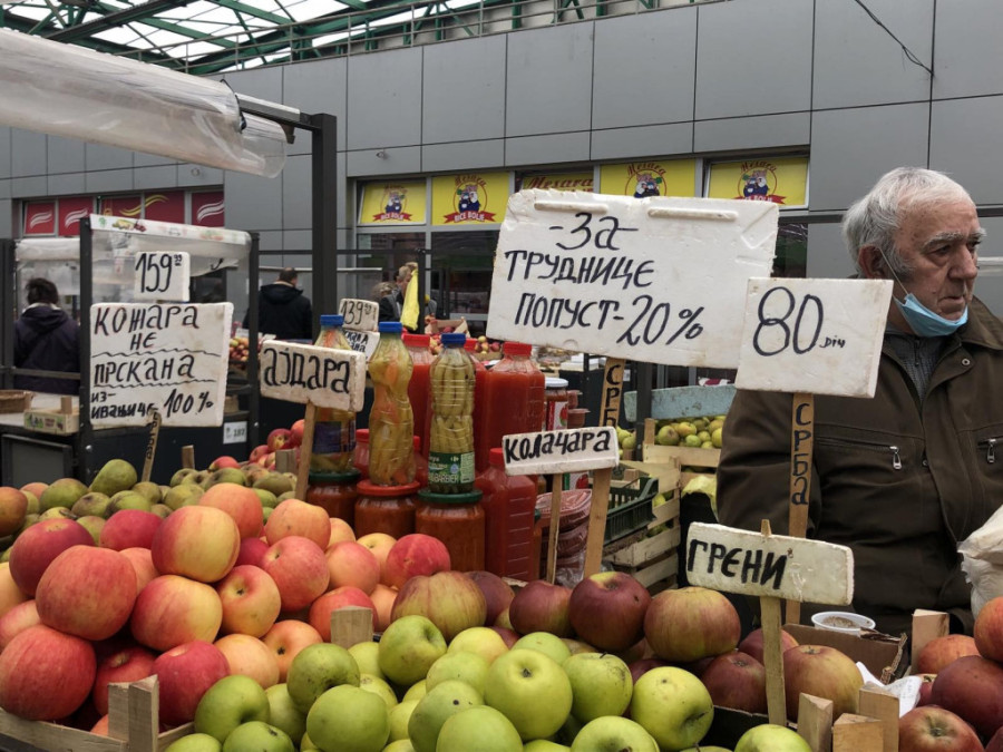 Na pijaci "Blok 44" kao u mravinjaku: Trgovci mame kupce, a jedan natpis nam je posebno zapao za oko (FOTO)