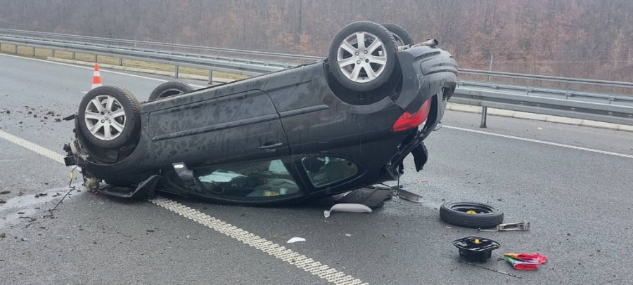 Udario u bankinu, pa se prevrnuo na krov: Prve slike sa mesta saobraćajne nezgode kod tunela Šarani (FOTO)