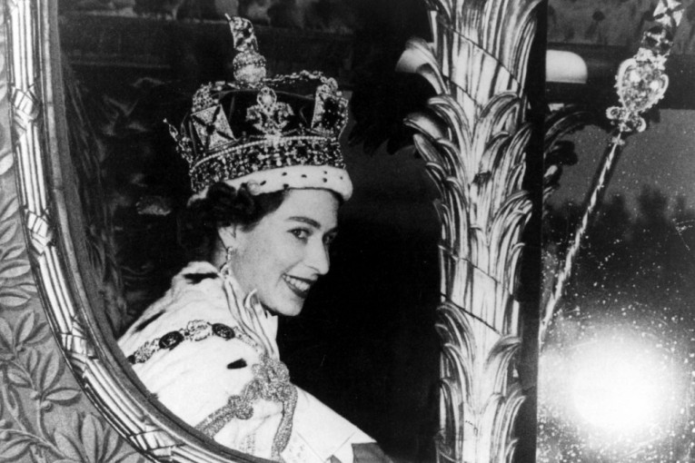 Zašto ne postoji nijedna fotografija trudne kraljice Elizabete II? Misterija je razrešena