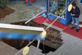 Vlasnik radnje telefonirao kad se odjednom otvorila rupa u zemlji: Upao zajedno sa frižiderom (VIDEO)
