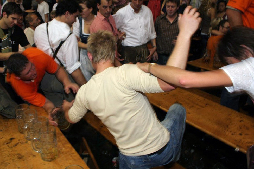 Mrtvi pijani se potukli u kafiću u Glini: Jedan nasrnuo na policajca stolicom, pa odveden u stanicu