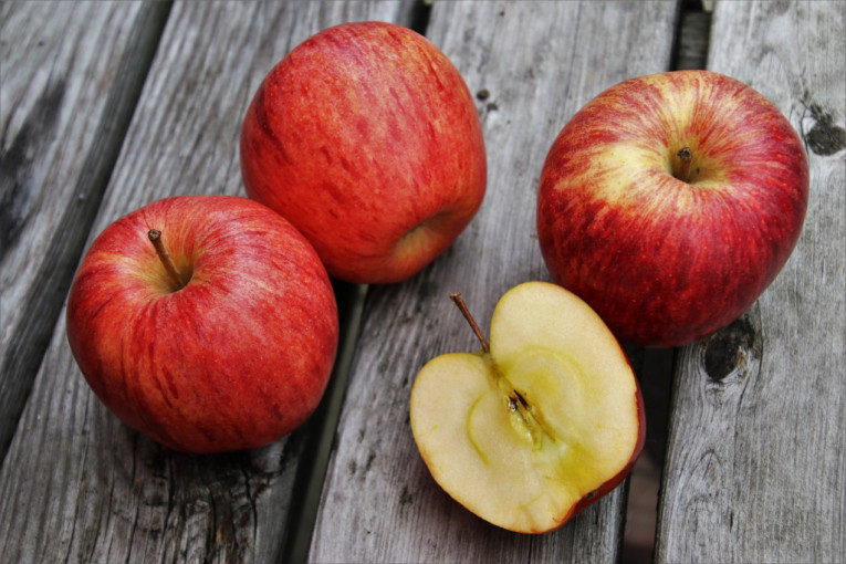 Da, i to može: Kako pravilno da zamrznete jabuke da možete kasnije da ih jedete i kuvate?