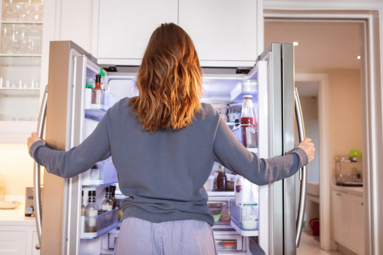 Sastojak koji svi imamo u kući pomoći će da se otarasimo neprijatnog mirisa iz frižidera