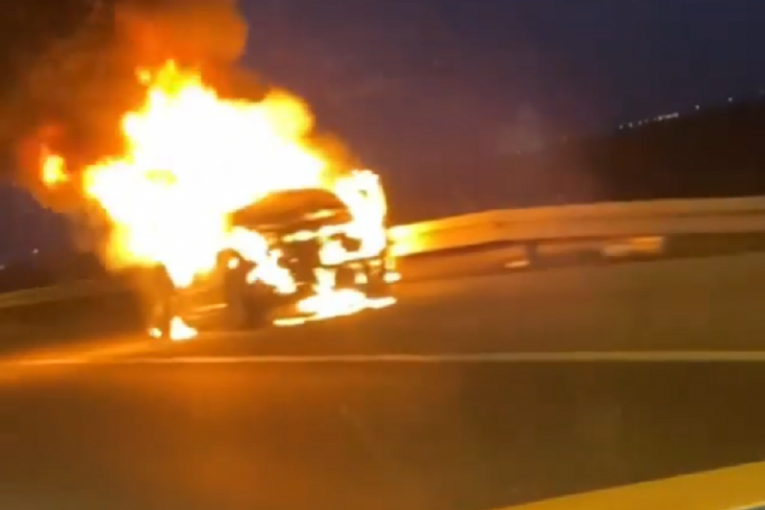 Požar na auto-putu u Beogradu: Automobil izgoreo u potpunosti (VIDEO)