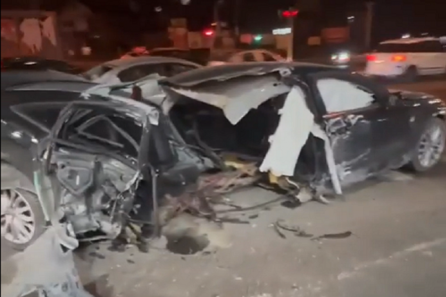 Haos u Zemunu: Delovi automobila razbacani na sve strane, jedno vozilo "prepolovljeno" (VIDEO)