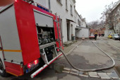 Požar na Banjici: Zapalio se stan na petom spratu - jedna osoba povređena!