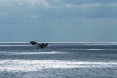 Objavljen novi snimak pada borbenog aviona SAD: Srušio se na nosač tokom sletanja, mesecima bi mogao biti na dnu mora (VIDEO)
