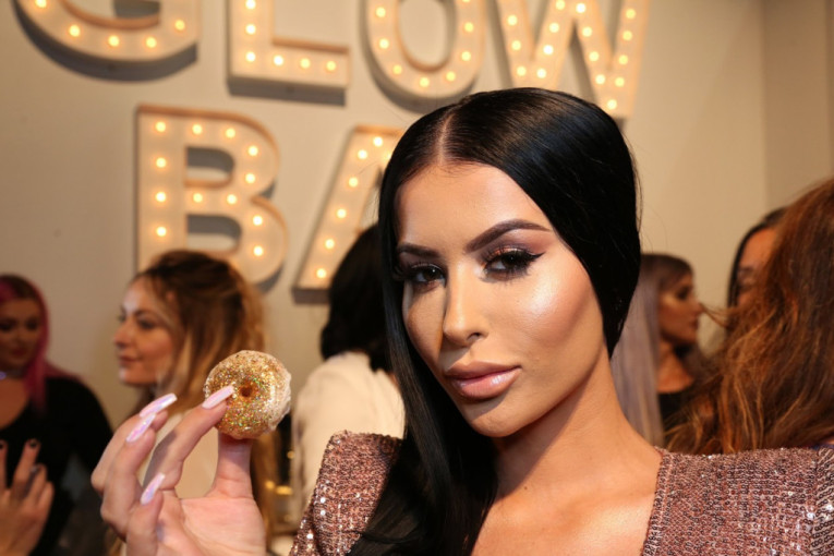 Balkanska Kim Kardašijan hara Amerikom! Ušla u svet kozmetike, osvanula na poznatom njujorškom zidu (FOTO)