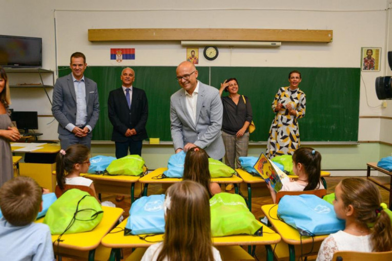 Deca u Vojvodini pre 10 godina bila sredstvo za brze i lake pare - Danas besplatni vrtići i udžbenici! Novi Sad uložio preko 6 milijardi!