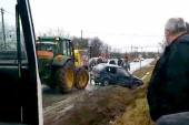 Traktorom izvlačili auto iz kanala! Sudar autobusa i putničkog vozila kod Topole (VIDEO)