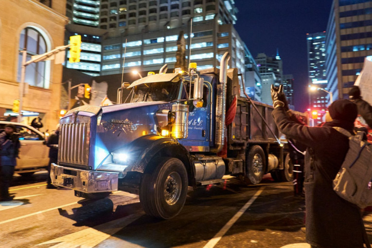 Kako se Kanada obračunava sa kamiondžijama: Ne daju im gorivo, a poznata platforma im uskratila pomoć od 8 miliona dolara (VIDEO)