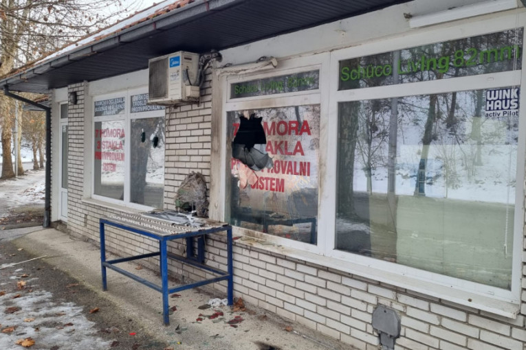 Vandalizam u centru Prijepolja: Porazbijali stakla na zanatskoj radnji i pokušali da je zapale (FOTO)