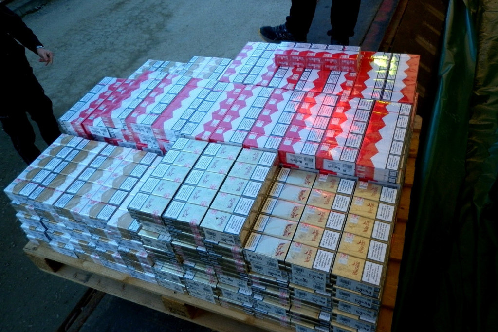 Švercer "pao" u Nišu: Policija mu u vozilu pronašla 5.480 paklica cigareta i 75 kilograma rezanog duvana