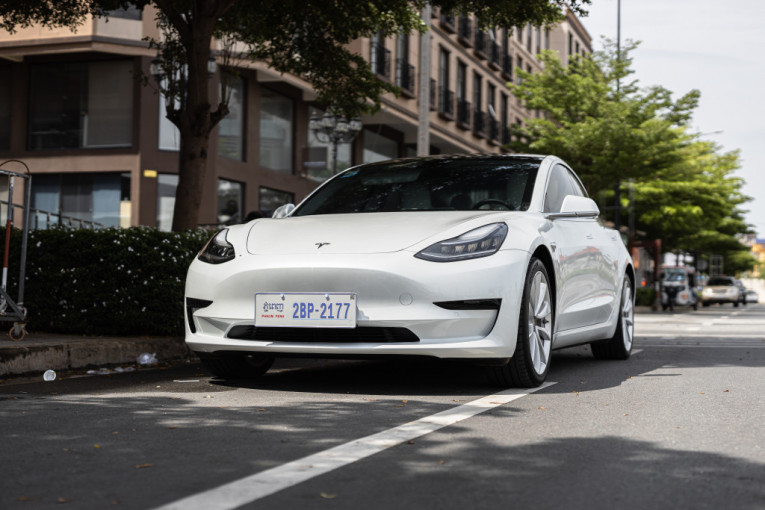 "Tesla" povlači milion vozila sa tržišta zbog problema s prozorima