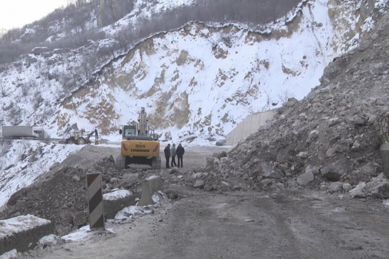 Preko 200 kubika zemlje i kamenja ponovo se survalo na magistralu ka Crnoj Gori: Ekipe hitno izašle na teren (FOTO)