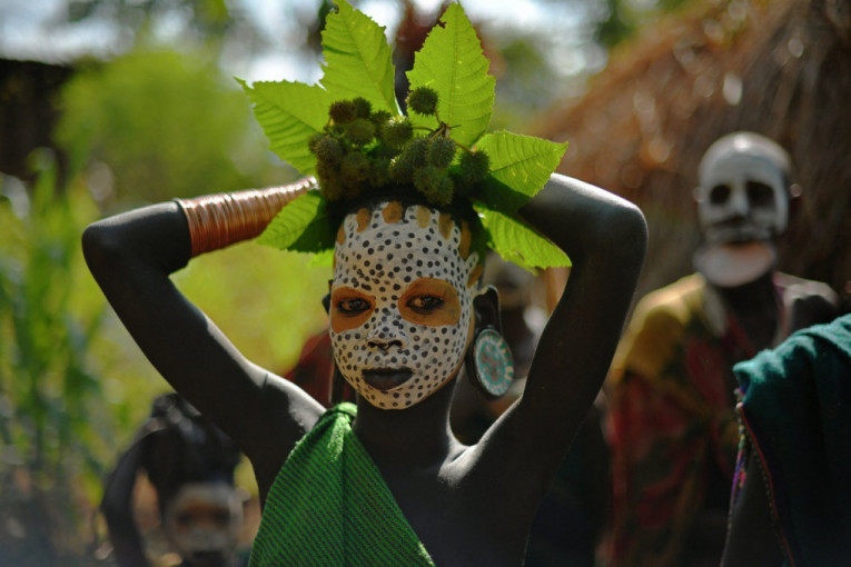 Ljudsko platno: Prelepi plemenski narodi doline Omo koriste prirodu da bi se ukrašavali