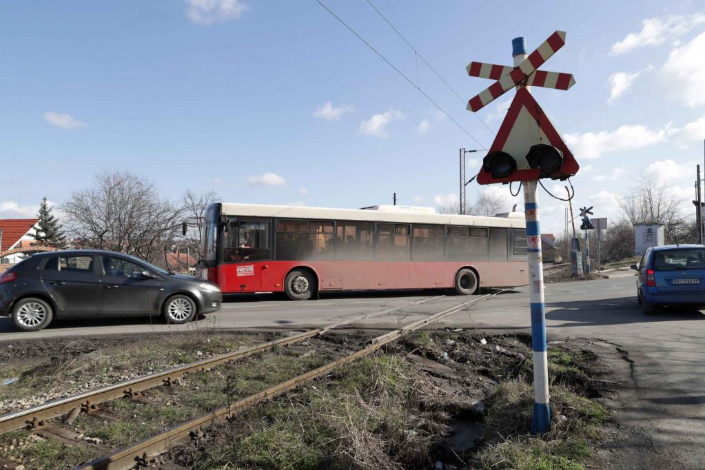 Ruski rulet u Železniku! Rampa na pružnom prelazu danima se dizala dok voz prolazi i spuštala kada ga nema! (FOTO/VIDEO)