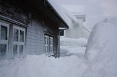 I u komšiluku muke zbog vremena: Sneg u Lici napravio haos, a na priobalju duva jak vetar!