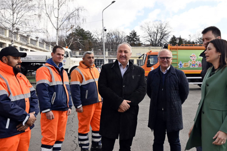 Grad Beograd donirao Sjenici kamion za skupljanje otpada: Prvi korak ka podizanju svesti o ekologiji (FOTO)