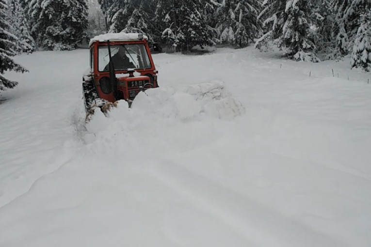 Sneg paralisao opštinu Prijepolje: Sela odsečena od sveta, a meštani satima bez električne energije