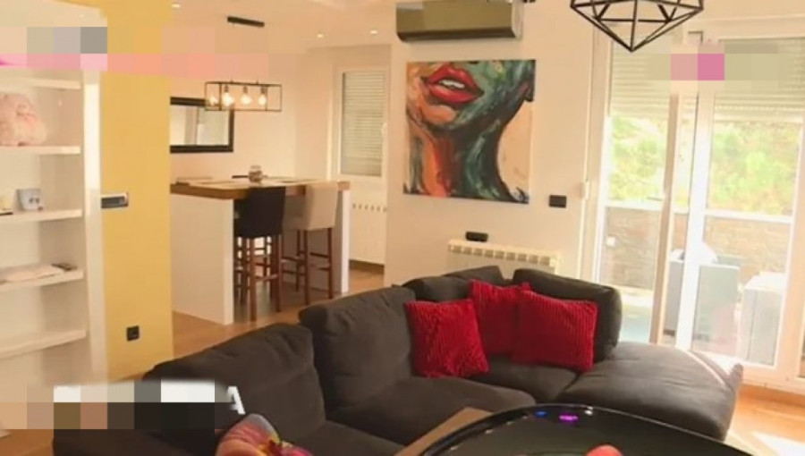 Mapa sveta, šank i ljubičasta vrata: Ovako izgleda luks stan u kojem živi Kija Kockar (FOTO)