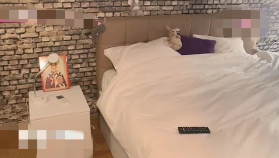 Mapa sveta, šank i ljubičasta vrata: Ovako izgleda luks stan u kojem živi Kija Kockar (FOTO)