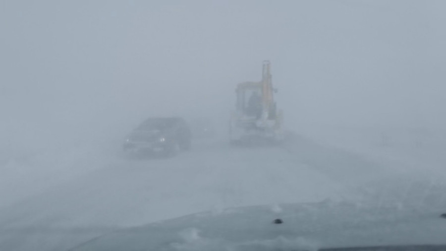 Borba sa snežnom mećavom u Sjenici trajala satima, još jedan vozač izbavljen iz visokih smetova na Goliji (FOTO)