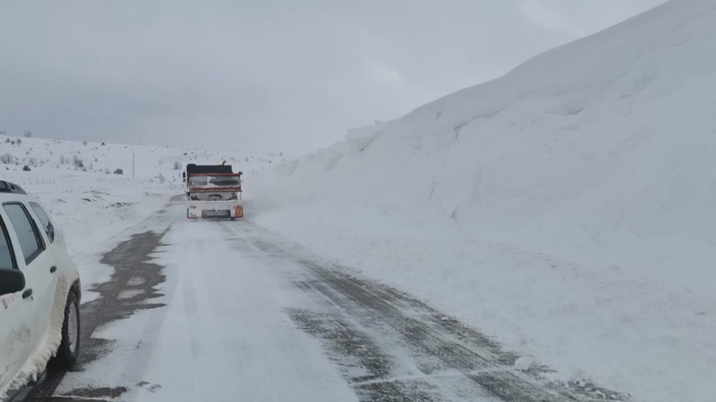 Borba sa snežnom mećavom u Sjenici trajala satima, još jedan vozač izbavljen iz visokih smetova na Goliji (FOTO)
