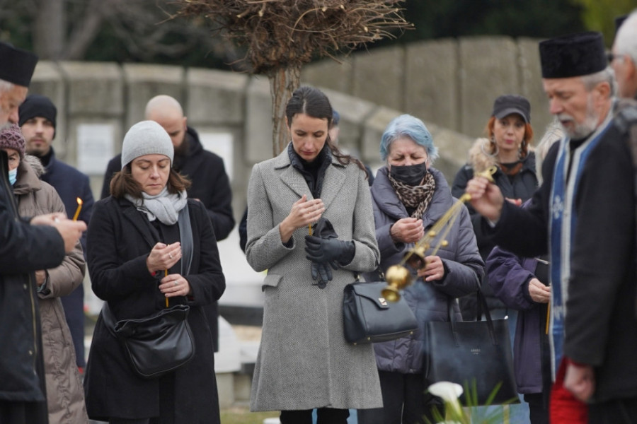 Četiri godine bez Princa glume: Porodica i prijatelji na grobu Nebojše Glogovca (FOTO)