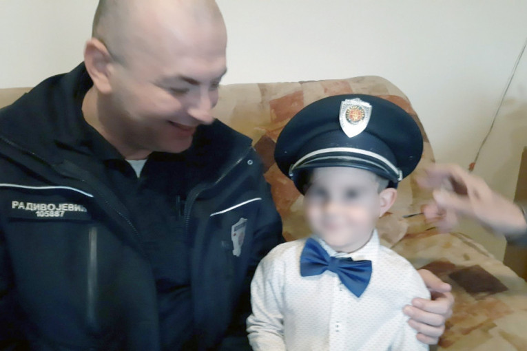 Mali Todor za peti rođendan poželeo samo jednu želju: Policajac rešio odmah da je ispuni - dečakovoj sreći nije bilo kraja (FOTO)