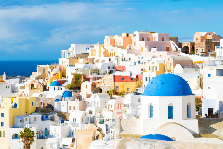 Nestvarni pejzaži Grčke i simbol ostrva: Zbog čega su njihove kuće ofarbane u belu i plavu boju?