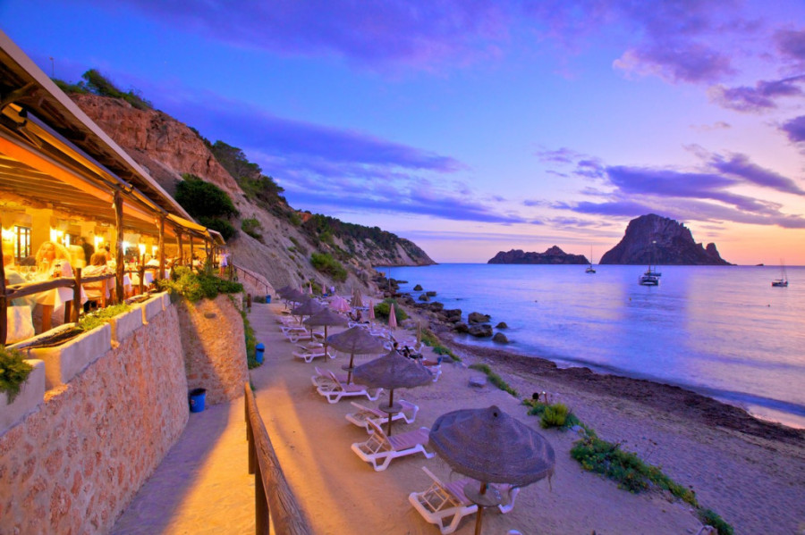 Muškarac poljubio i pokušao da otme devojčicu (2) na plaži! Drama na Ibici, majka vriscima dozivala u pomoć