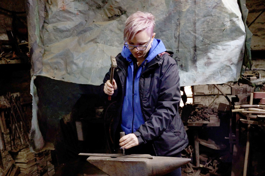 Andrea više voli čekić nego kutlaču, a kuhinju zamenila kovačkom radionicom: Otkrila nam je kako je biti žena kovač u Srbiji (VIDEO)