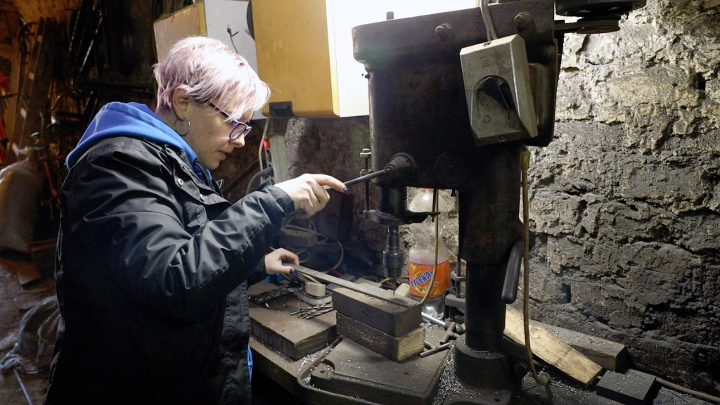 Andrea više voli čekić nego kutlaču, a kuhinju zamenila kovačkom radionicom: Otkrila nam je kako je biti žena kovač u Srbiji (VIDEO)