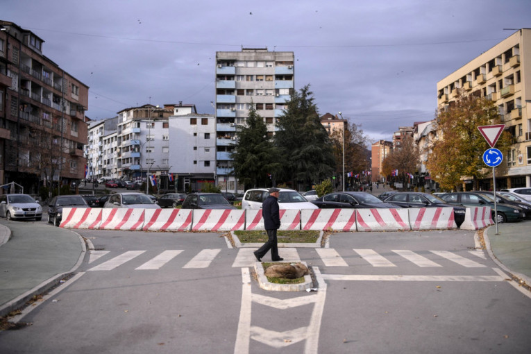 "Nema predaje, srpska lična karta ostaje": Severna Mitrovica oblepljena plakatima protiv Kurtijeve odluke