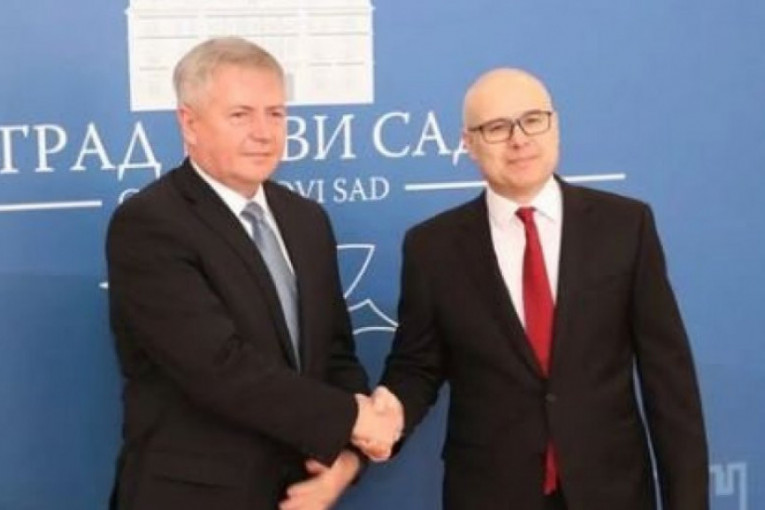 Gradonačelnik Novog Sada sa ambasadorom Slovačke razgovarao o budućoj saradnji (FOTO)