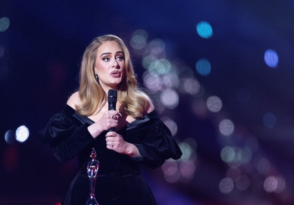 Muka ju je na to naterala: Adel se vratila starom poroku?